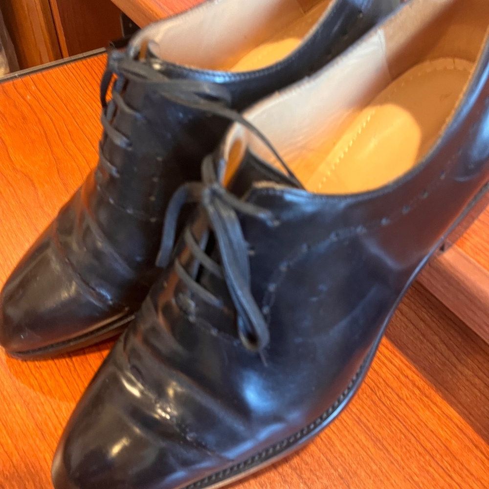 Black whole-cut shoes with broughing size. EU 42 (9 or 9 1/2 US)